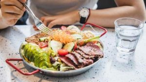 بررسی رژیم‌های غذایی مختلف و تأثیر آن‌ها بر سلامت